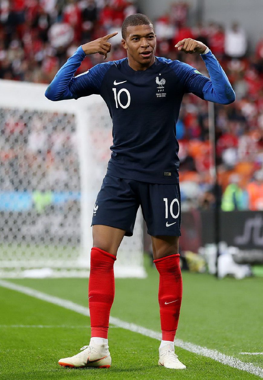 有一件事，19到20赛季拜仁拿三冠王的时候都没做到——本赛季，目前来看孔帕尼有机会